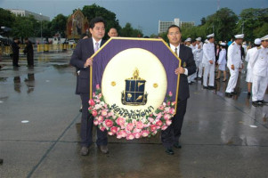 คณะผู้บริหารและเจ้าหน้าที่มูลนิธิชัยพัฒนาเข้าร่วมในพิธีวางพวงมาลา  เนื่องในวันปิยมหาราช